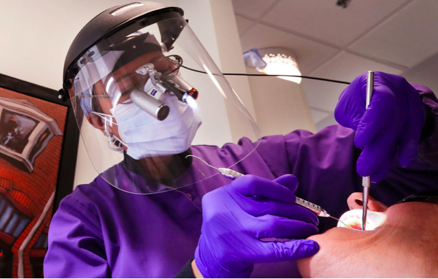 O papel dos médicos dentistas no COVID-19 vai além da medicina dentária: compromissos médicos voluntários e preparação futura