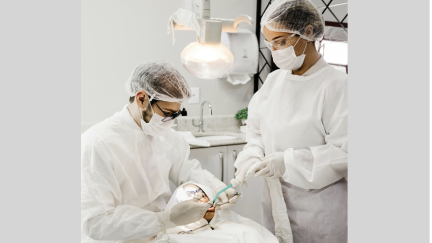 Extrato de curcuma e gengibre pode fortalecer a adesão dos implantes e eliminar 92% das bactérias
