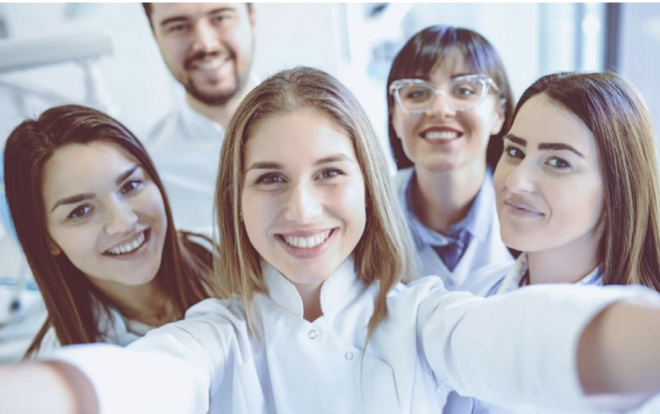O custo silencioso da improvisação: Licenciamento nas clínicas dentárias