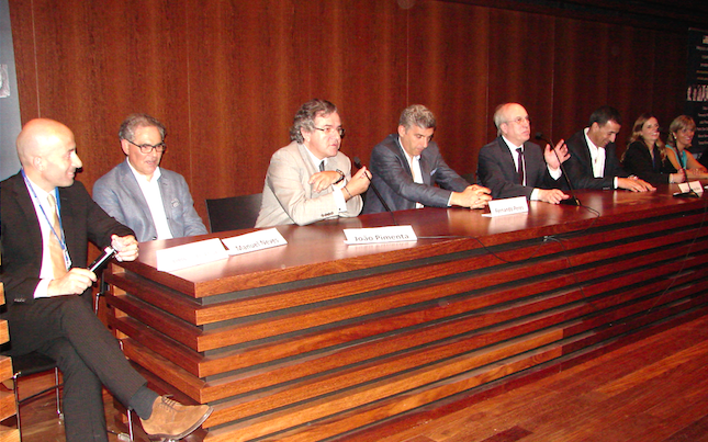 CENTENAS DE PESSOAS ENCHEM AUDITÓRIO DA FMUP